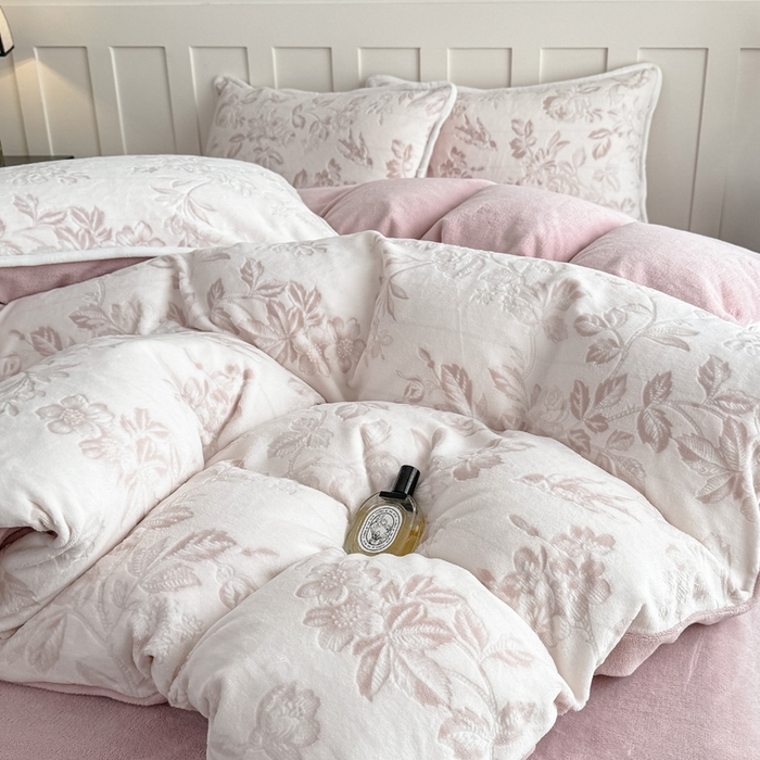 91家纺网 家纺一手货源 找家纺 赛丽雅 2025新款包边雕花烂花牛奶绒四件套 花季-粉