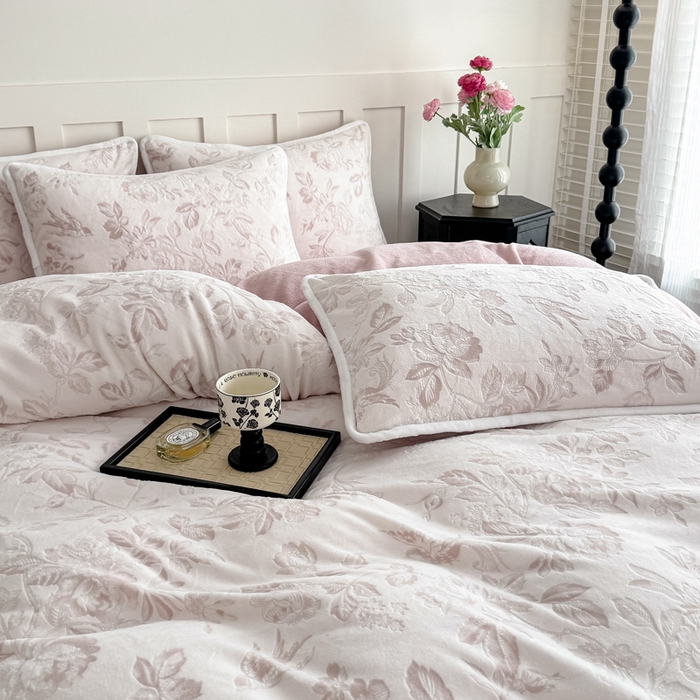 91家纺网 家纺一手货源 找家纺 赛丽雅 2025新款包边雕花烂花牛奶绒四件套 花季-粉