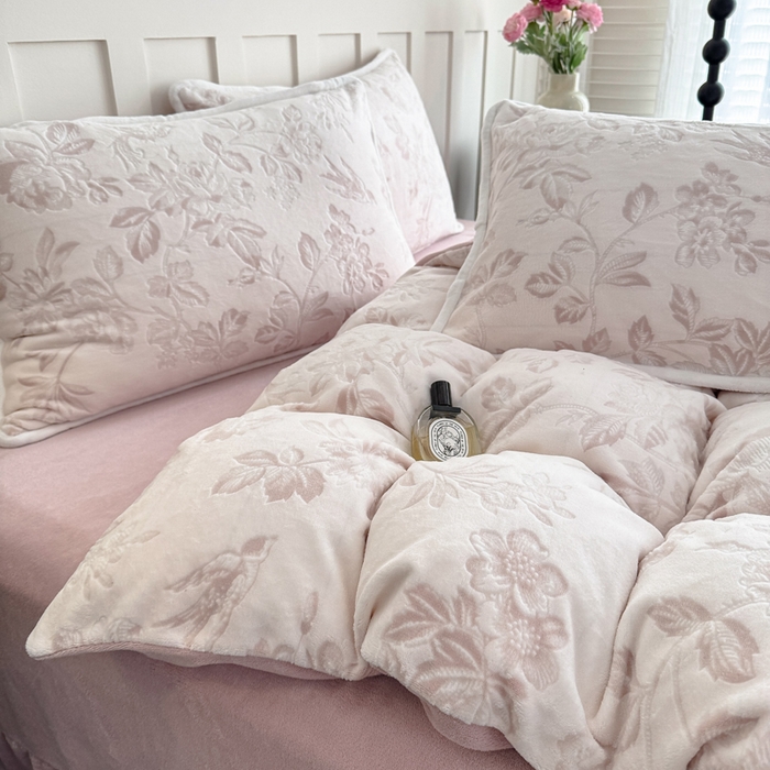91家纺网 家纺一手货源 找家纺 赛丽雅 2025新款包边雕花烂花牛奶绒四件套 花季-粉