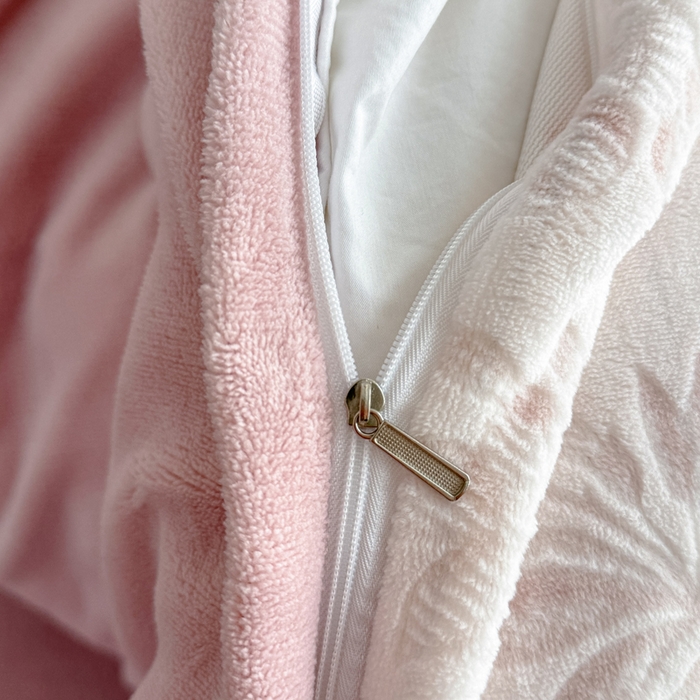 91家纺网 家纺一手货源 找家纺 赛丽雅 2025新款包边雕花烂花牛奶绒四件套 花季-粉