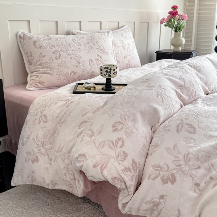 91家纺网 家纺一手货源 找家纺 赛丽雅 2025新款包边雕花烂花牛奶绒四件套 花季-粉