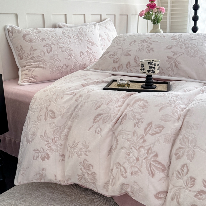 91家纺网 家纺一手货源 找家纺 赛丽雅 2025新款包边雕花烂花牛奶绒四件套 花季-粉