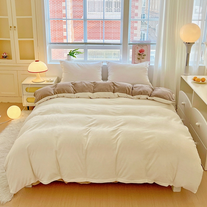 91家纺网 家纺一手货源 找家纺 富馨莱 2025新款牛奶绒纯色双拼被套 双拼奶昔白+焦糖