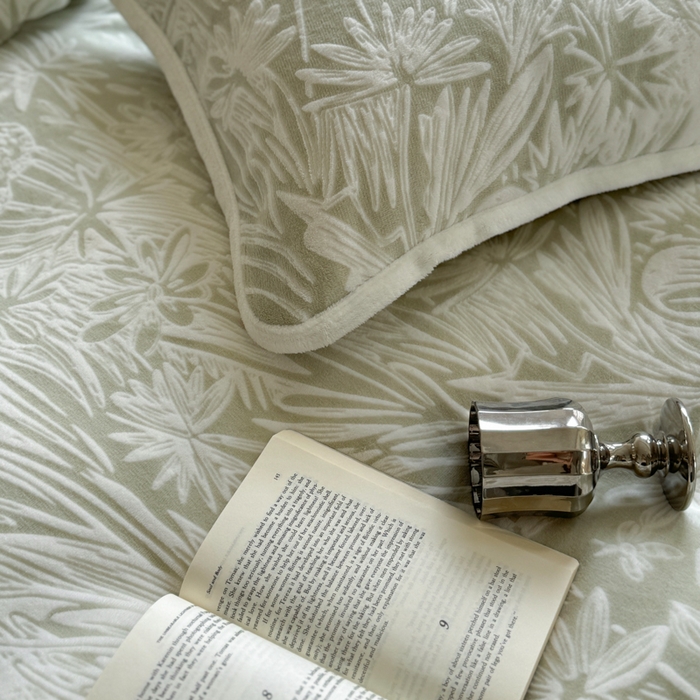 91家纺网 家纺一手货源 找家纺 赛丽雅 2025新款包边雕花烂花牛奶绒四件套 花语