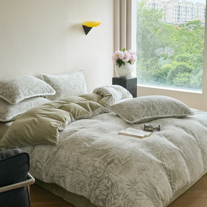 91家纺网 家纺一手货源 找家纺 赛丽雅 2025新款包边雕花烂花牛奶绒四件套 花语