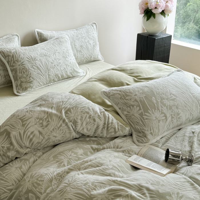 91家纺网 家纺一手货源 找家纺 赛丽雅 2025新款包边雕花烂花牛奶绒四件套 花语