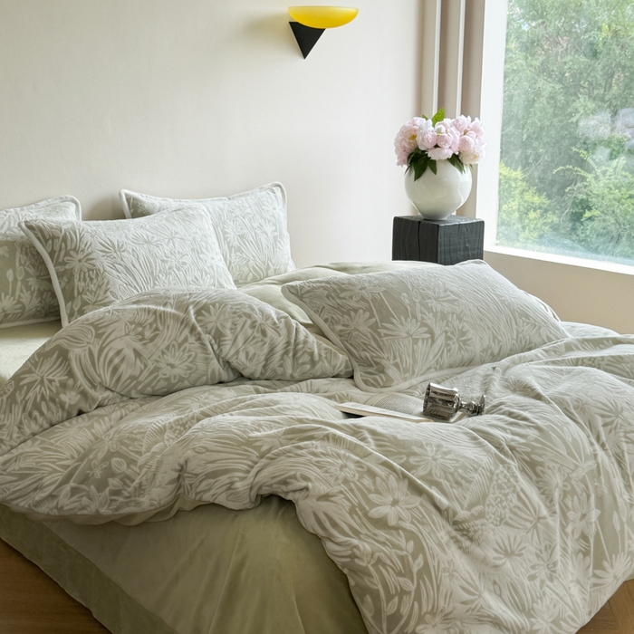 91家纺网 家纺一手货源 找家纺 赛丽雅 2025新款包边雕花烂花牛奶绒四件套 花语