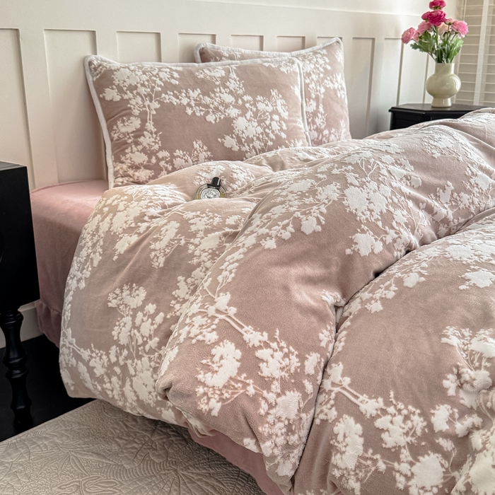91家纺网 家纺一手货源 找家纺 赛丽雅 2025新款包边雕花烂花牛奶绒四件套 画意枝头-粉