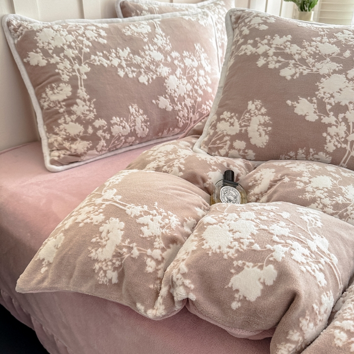 91家纺网 家纺一手货源 找家纺 赛丽雅 2025新款包边雕花烂花牛奶绒四件套 画意枝头-粉