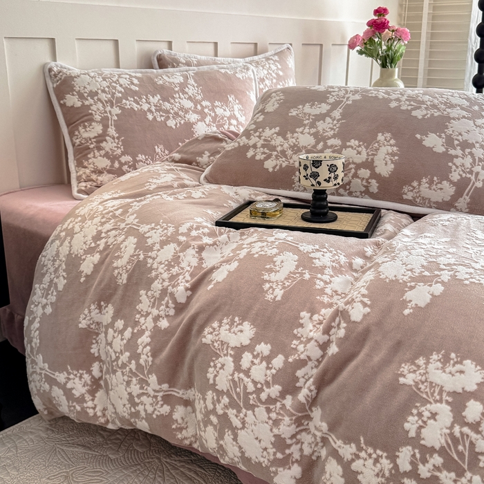 91家纺网 家纺一手货源 找家纺 赛丽雅 2025新款包边雕花烂花牛奶绒四件套 画意枝头-粉