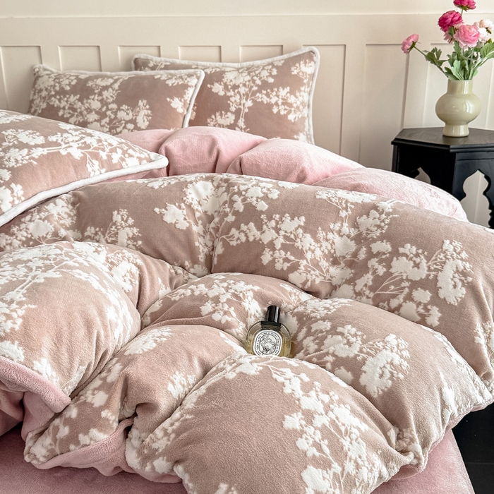 91家纺网 家纺一手货源 找家纺 赛丽雅 2025新款包边雕花烂花牛奶绒四件套 画意枝头-粉