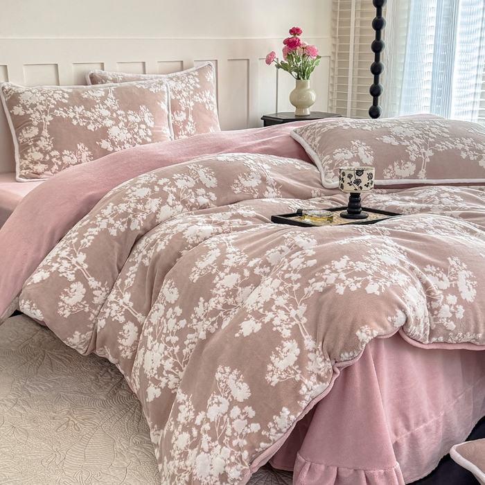 91家纺网 家纺一手货源 找家纺 赛丽雅 2025新款包边雕花烂花牛奶绒四件套 画意枝头-粉