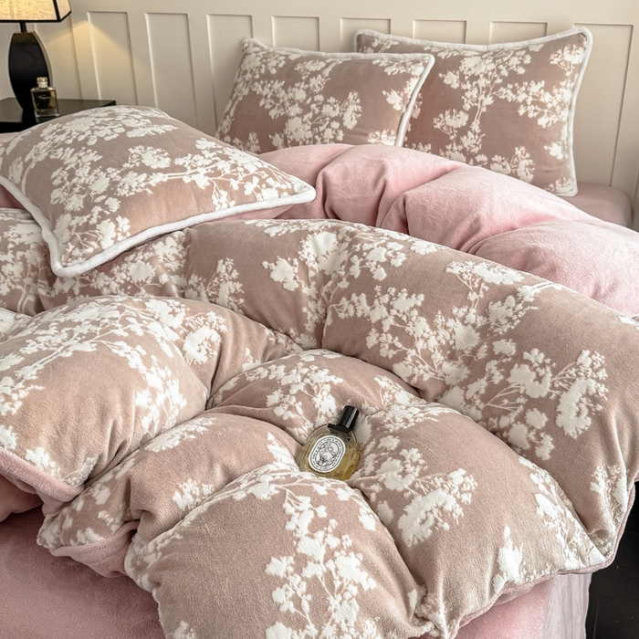 91家纺网 家纺一手货源 找家纺 赛丽雅 2025新款包边雕花烂花牛奶绒四件套 画意枝头-粉