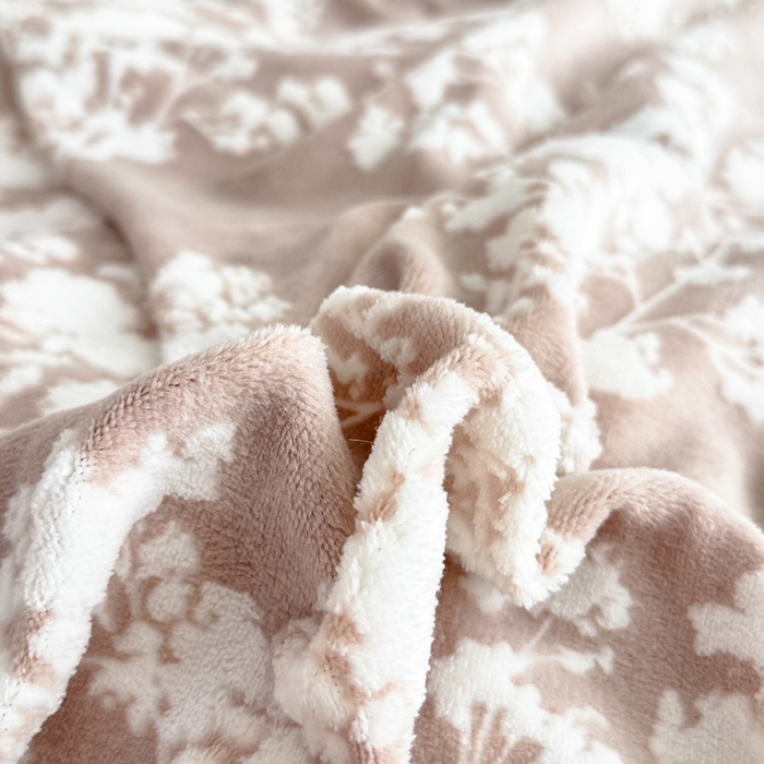 91家纺网 家纺一手货源 找家纺 赛丽雅 2025新款包边雕花烂花牛奶绒四件套 画意枝头-粉