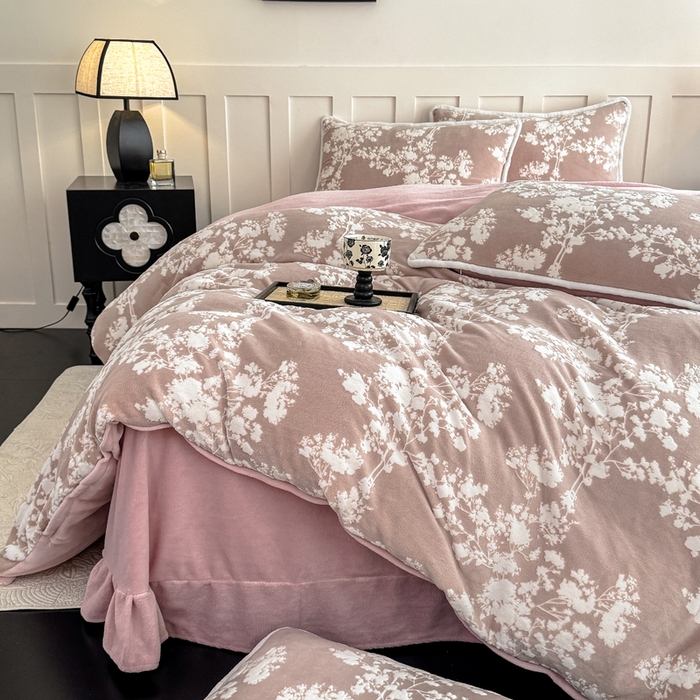 91家纺网 家纺一手货源 找家纺 赛丽雅 2025新款包边雕花烂花牛奶绒四件套 画意枝头-粉