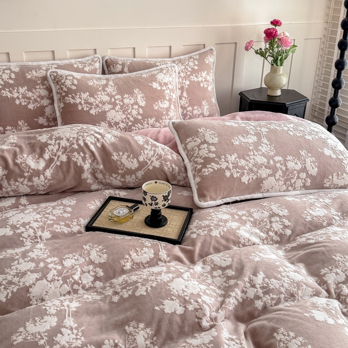 91家纺网 家纺一手货源 找家纺 赛丽雅 2025新款包边雕花烂花牛奶绒四件套 画意枝头-粉