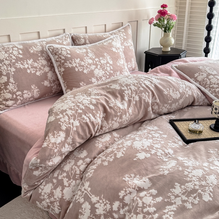 91家纺网 家纺一手货源 找家纺 赛丽雅 2025新款包边雕花烂花牛奶绒四件套 画意枝头-粉