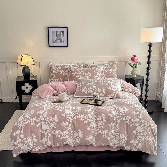 91家纺网 家纺一手货源 找家纺 赛丽雅 2025新款包边雕花烂花牛奶绒四件套 画意枝头-粉