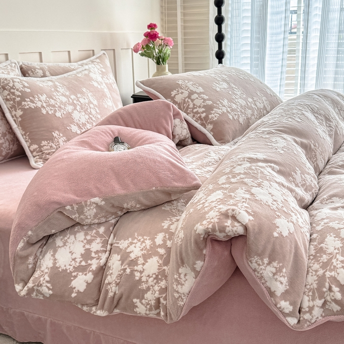 91家纺网 家纺一手货源 找家纺 赛丽雅 2025新款包边雕花烂花牛奶绒四件套 画意枝头-粉