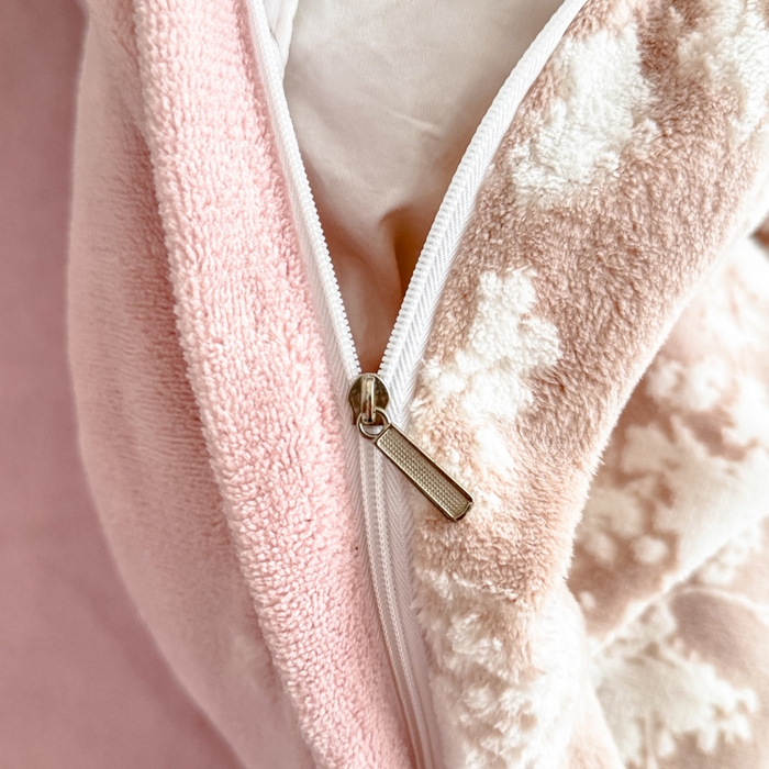 91家纺网 家纺一手货源 找家纺 赛丽雅 2025新款包边雕花烂花牛奶绒四件套 画意枝头-粉