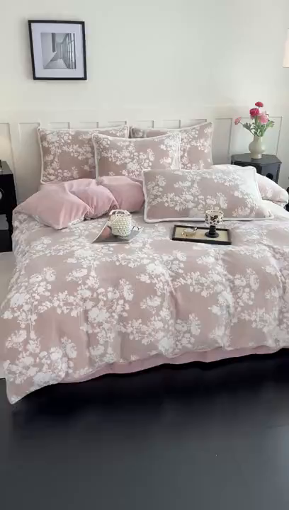 91家纺网 家纺一手货源 找家纺 赛丽雅 2025新款包边雕花烂花牛奶绒四件套 画意枝头-粉