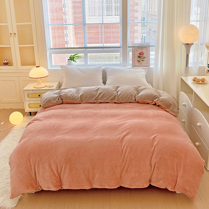 91家纺网 家纺一手货源 找家纺 富馨莱 2025新款牛奶绒纯色双拼被套 双拼奶油玉+焦糖