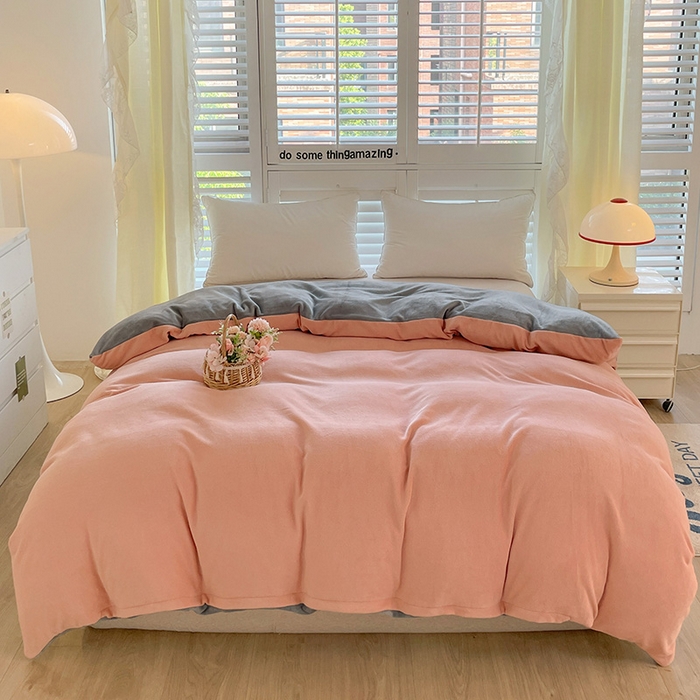 91家纺网 家纺一手货源 找家纺 富馨莱 2025新款牛奶绒纯色双拼被套 双拼奶油玉+绅士灰