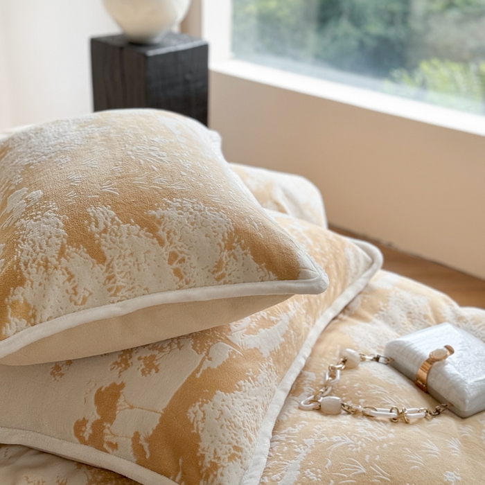 91家纺网 家纺一手货源 找家纺 赛丽雅 2025新款包边雕花烂花牛奶绒四件套 森宇-黄