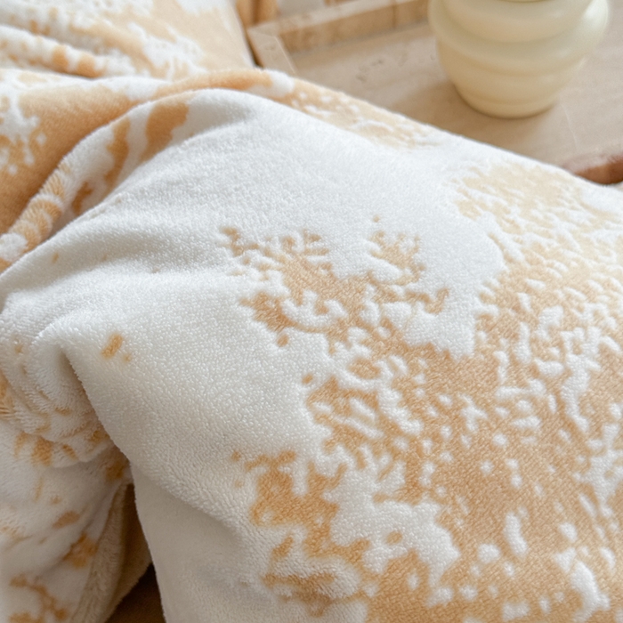 91家纺网 家纺一手货源 找家纺 赛丽雅 2025新款包边雕花烂花牛奶绒四件套 森宇-黄