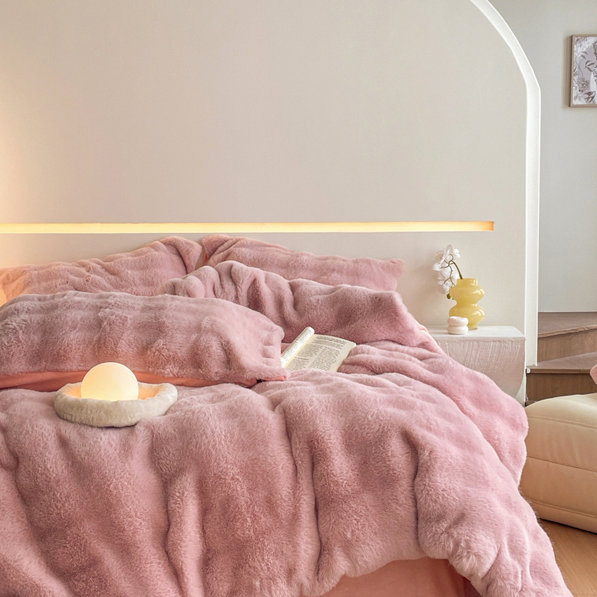 91家纺网 家纺一手货源 找家纺 曲之慕 2025新款高克重皮草绒牛奶绒兔毛四件套 颜可-粉