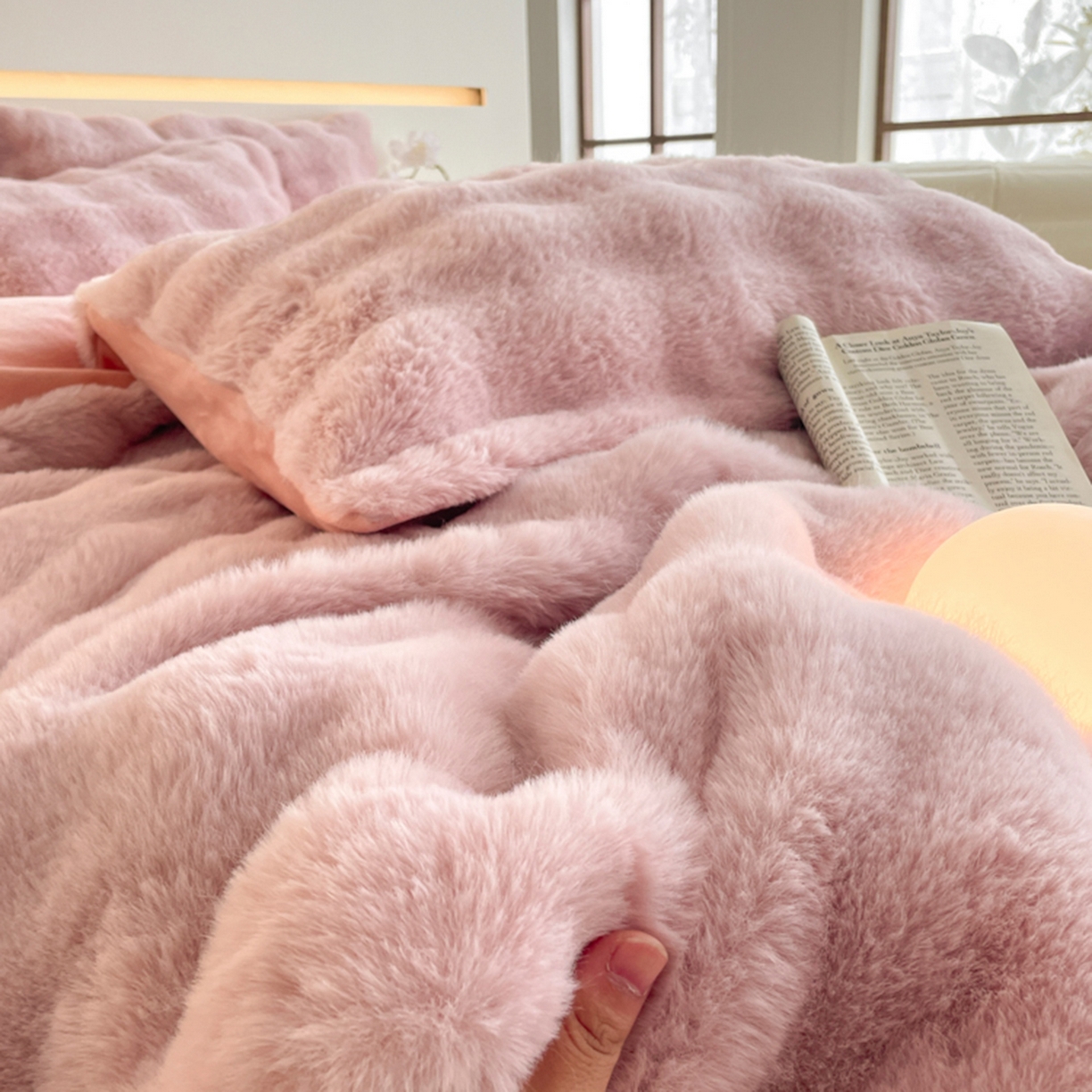 91家纺网 家纺一手货源 找家纺 曲之慕 2025新款高克重皮草绒牛奶绒兔毛四件套 颜可-粉