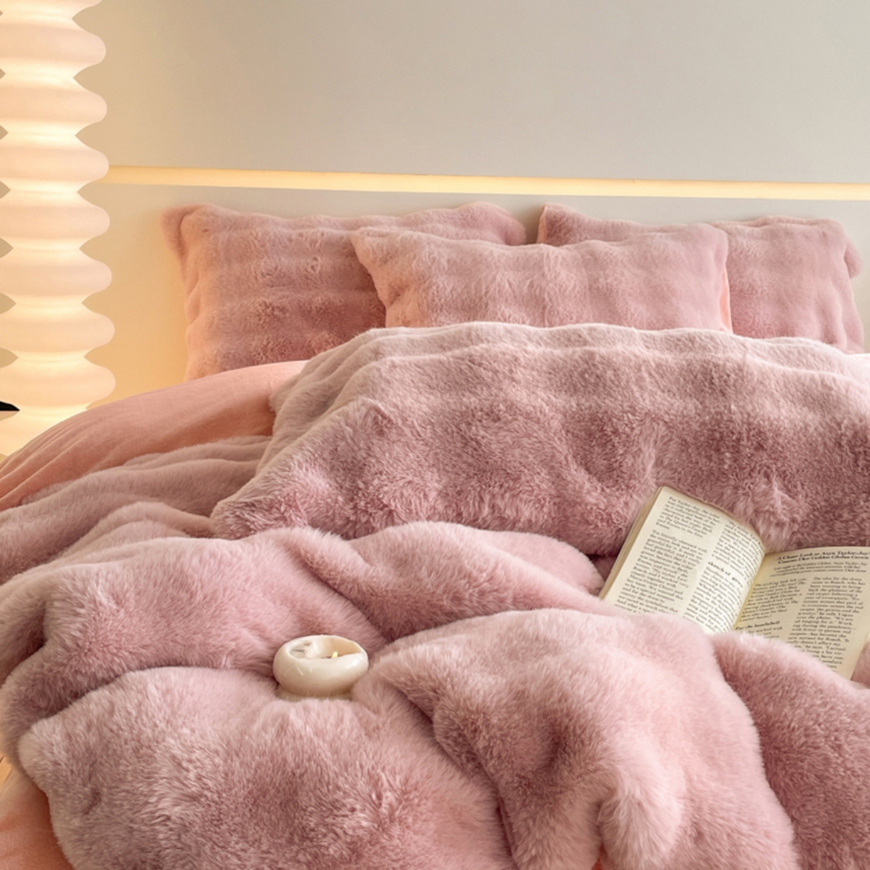 91家纺网 家纺一手货源 找家纺 曲之慕 2025新款高克重皮草绒牛奶绒兔毛四件套 颜可-粉