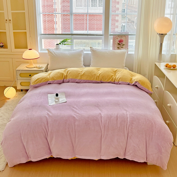 91家纺网 家纺一手货源 找家纺 富馨莱 2025新款牛奶绒纯色双拼被套 双拼糯紫+奶昔黄