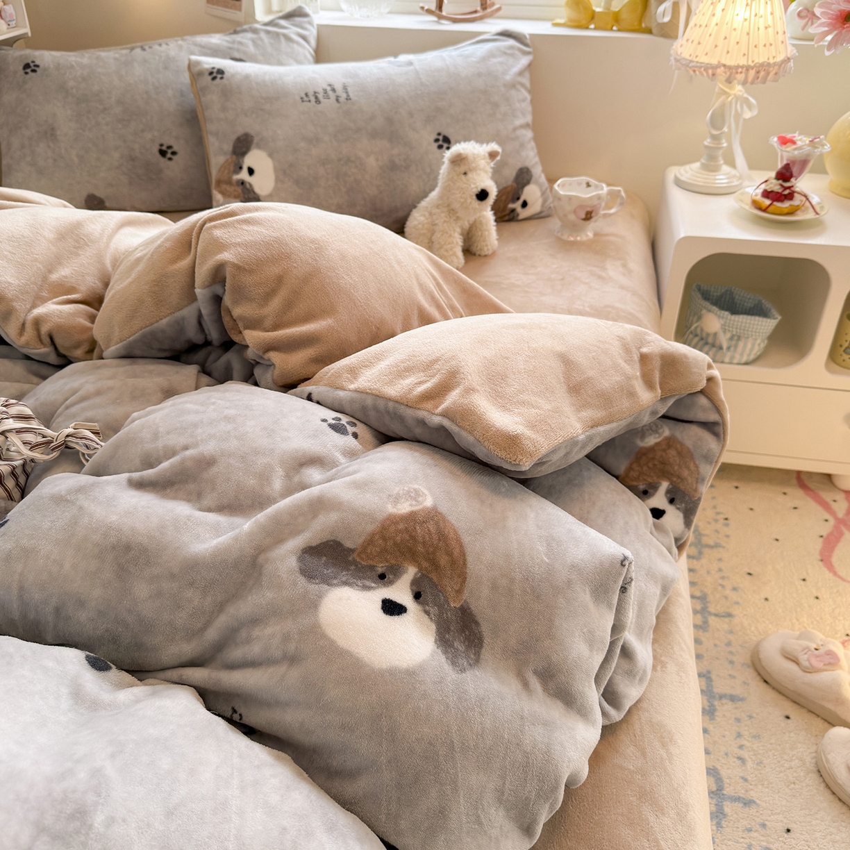 91家纺网 家纺一手货源 找家纺 罗亿家纺 2025新款ins小清新少女奶油卡通可爱加厚200克牛奶绒四件套【3.6公斤】（小红书推荐） 冬日狗