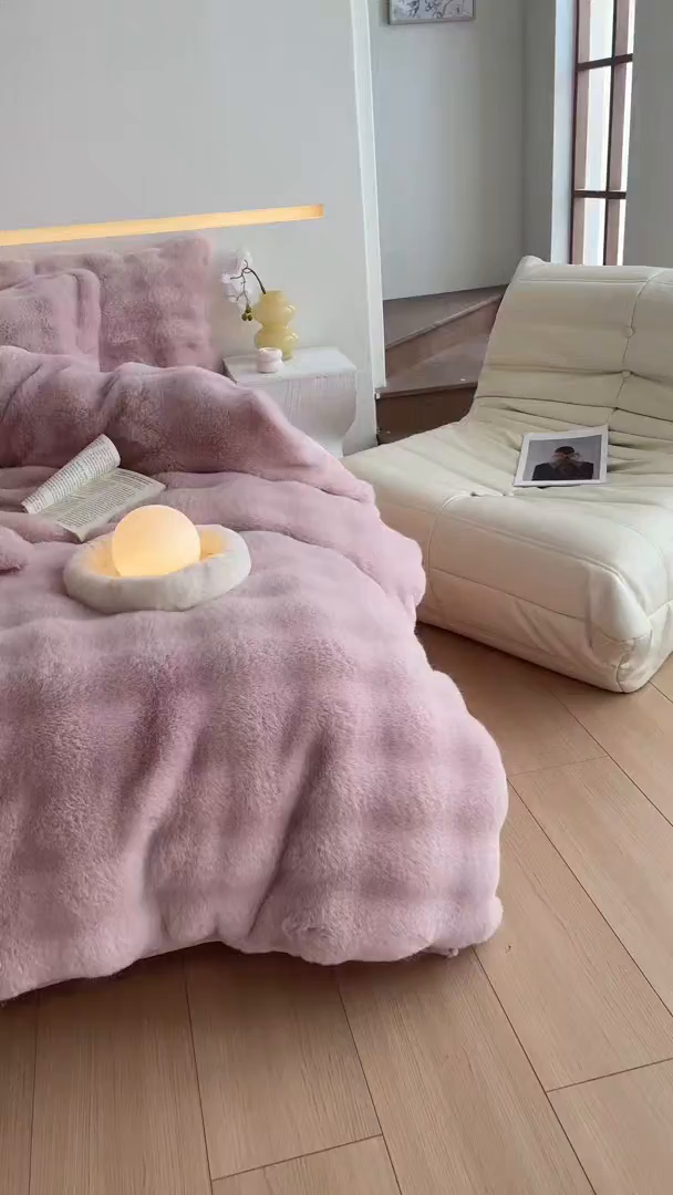 91家纺网 家纺一手货源 找家纺 曲之慕 2025新款高克重皮草绒牛奶绒兔毛四件套 颜可-粉