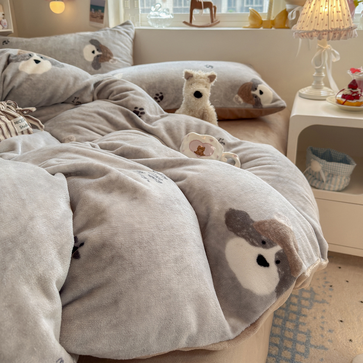 91家纺网 家纺一手货源 找家纺 罗亿家纺 2025新款ins小清新少女奶油卡通可爱加厚200克牛奶绒四件套【3.6公斤】（小红书推荐） 冬日狗