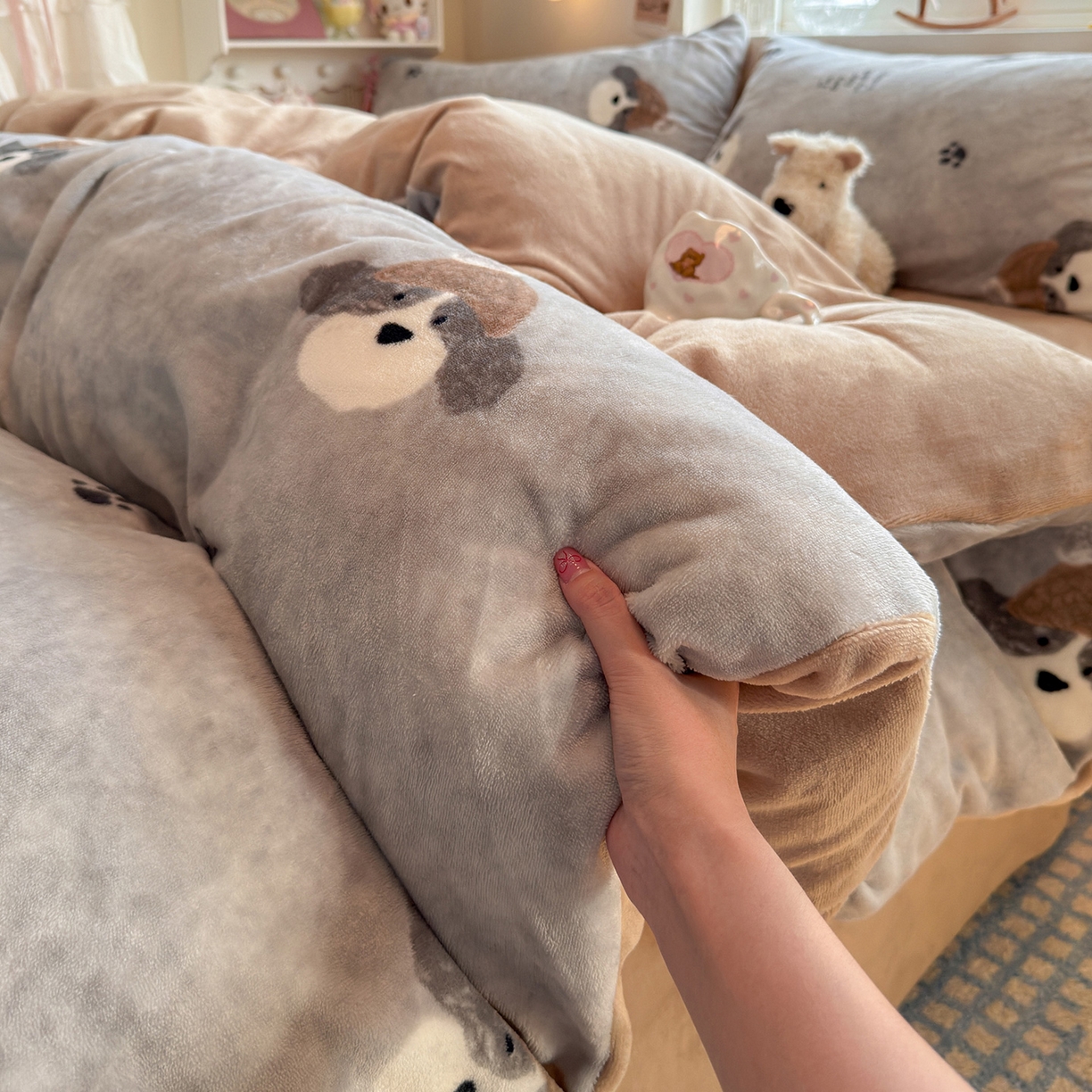 91家纺网 家纺一手货源 找家纺 罗亿家纺 2025新款ins小清新少女奶油卡通可爱加厚200克牛奶绒四件套【3.6公斤】（小红书推荐） 冬日狗