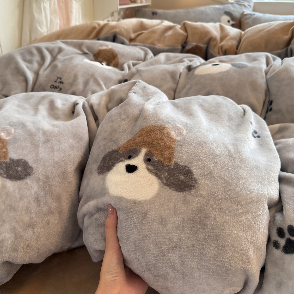 91家纺网 家纺一手货源 找家纺 罗亿家纺 2025新款ins小清新少女奶油卡通可爱加厚200克牛奶绒四件套【3.6公斤】（小红书推荐） 冬日狗