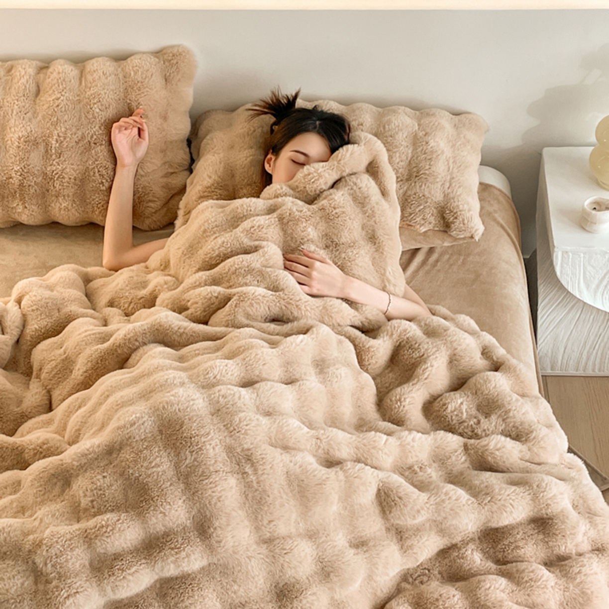 91家纺网 家纺一手货源 找家纺 曲之慕 2025新款高克重皮草绒牛奶绒兔毛四件套 颜可-咖