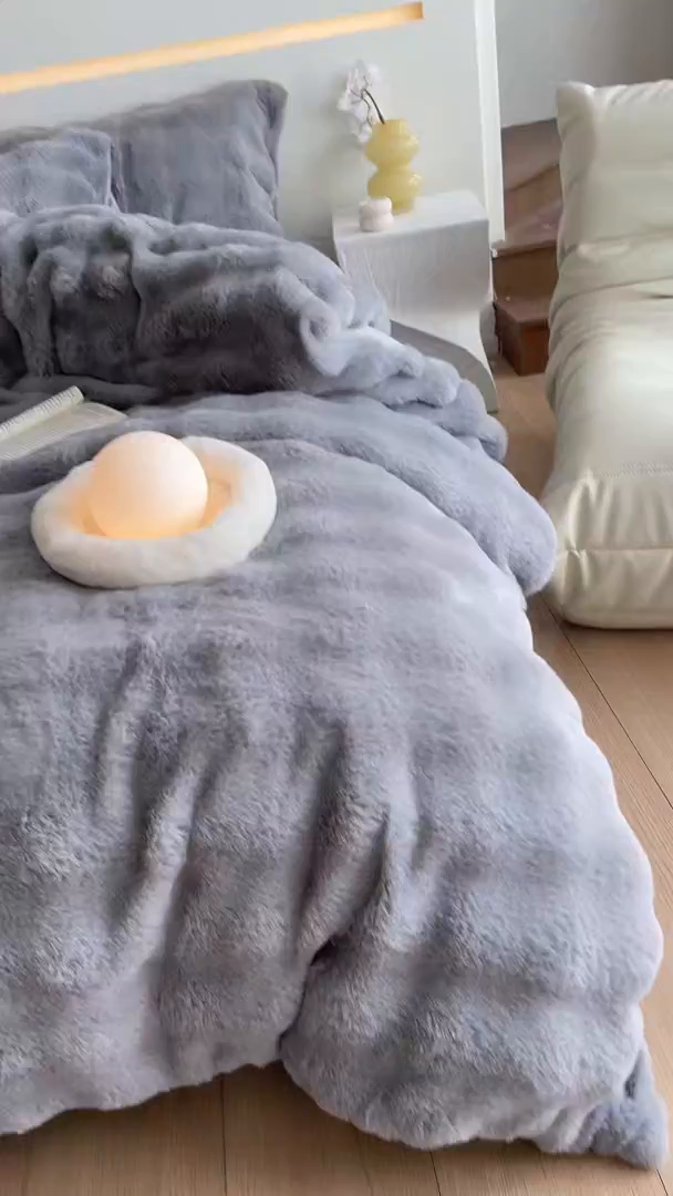 91家纺网 家纺一手货源 找家纺 曲之慕 2025新款高克重皮草绒牛奶绒兔毛四件套 颜可-灰