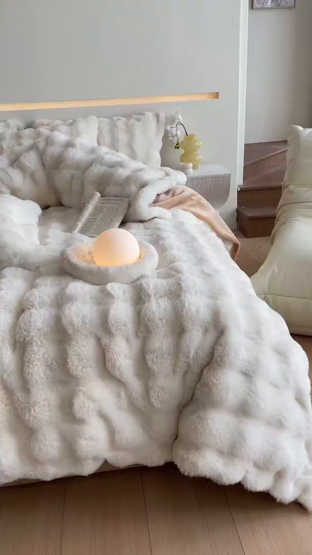 91家纺网 家纺一手货源 找家纺 曲之慕 2025新款高克重皮草绒牛奶绒兔毛四件套 颜可-白+咖