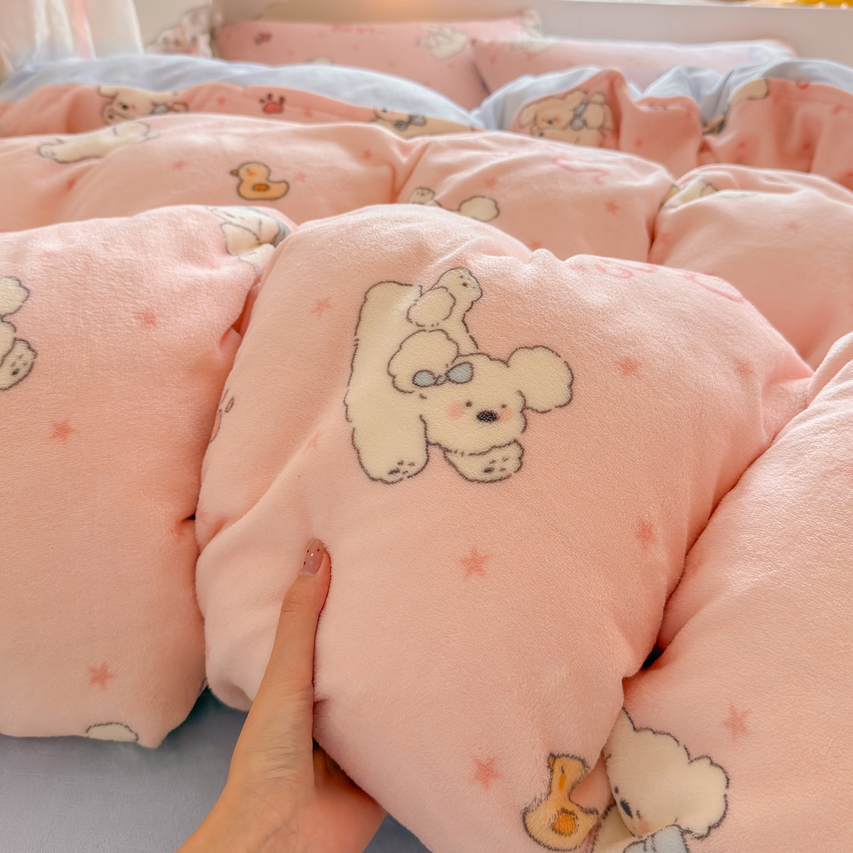 91家纺网 家纺一手货源 找家纺 罗亿家纺 2025新款ins小清新少女奶油卡通可爱加厚200克牛奶绒四件套【3.6公斤】（小红书推荐） 狗狗go