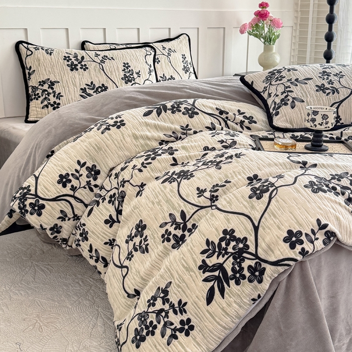 91家纺网 家纺一手货源 找家纺 赛丽雅 2025新款包边雕花烂花牛奶绒四件套 叶语悠然