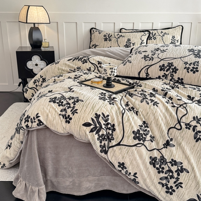 91家纺网 家纺一手货源 找家纺 赛丽雅 2025新款包边雕花烂花牛奶绒四件套 叶语悠然