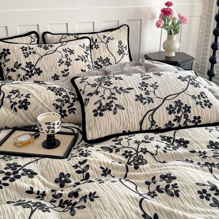 91家纺网 家纺一手货源 找家纺 赛丽雅 2025新款包边雕花烂花牛奶绒四件套 叶语悠然