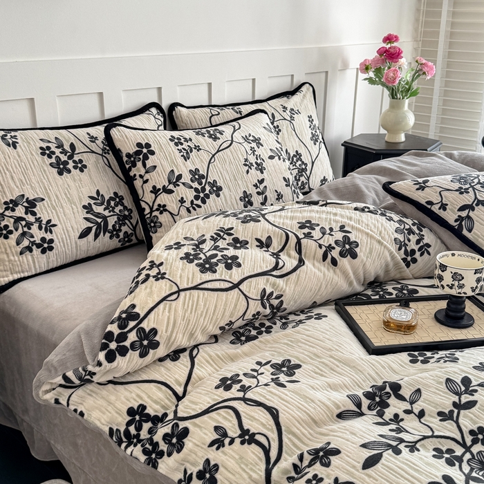 91家纺网 家纺一手货源 找家纺 赛丽雅 2025新款包边雕花烂花牛奶绒四件套 叶语悠然