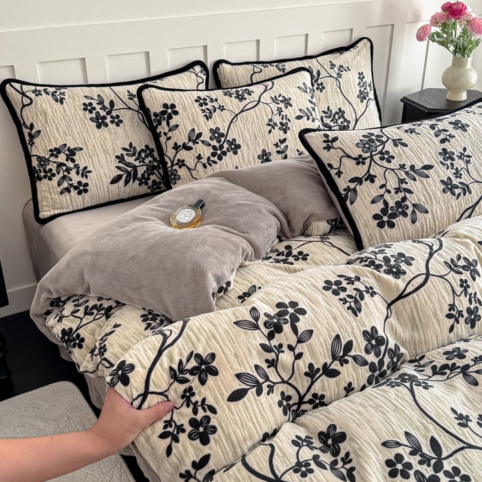 91家纺网 家纺一手货源 找家纺 赛丽雅 2025新款包边雕花烂花牛奶绒四件套 叶语悠然