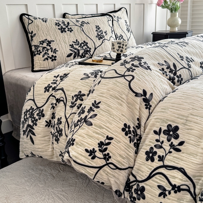 91家纺网 家纺一手货源 找家纺 赛丽雅 2025新款包边雕花烂花牛奶绒四件套 叶语悠然