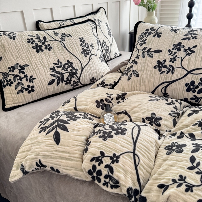 91家纺网 家纺一手货源 找家纺 赛丽雅 2025新款包边雕花烂花牛奶绒四件套 叶语悠然