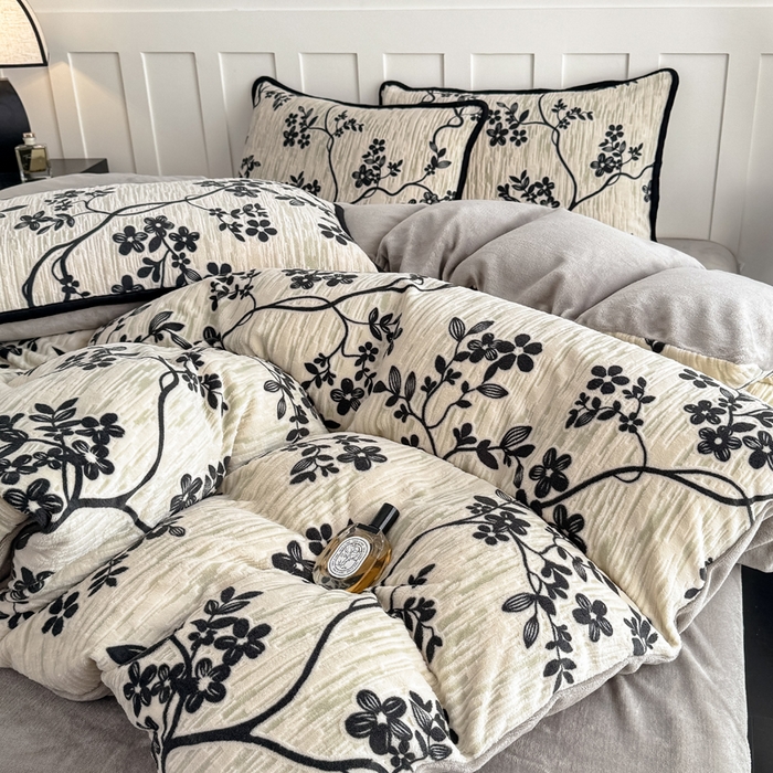 91家纺网 家纺一手货源 找家纺 赛丽雅 2025新款包边雕花烂花牛奶绒四件套 叶语悠然